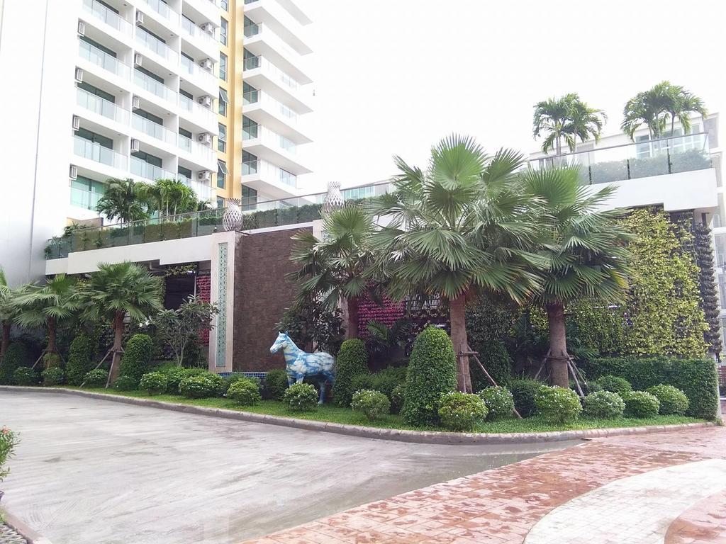 Peak Tower In Phatumnak Pattaya Exterior photo