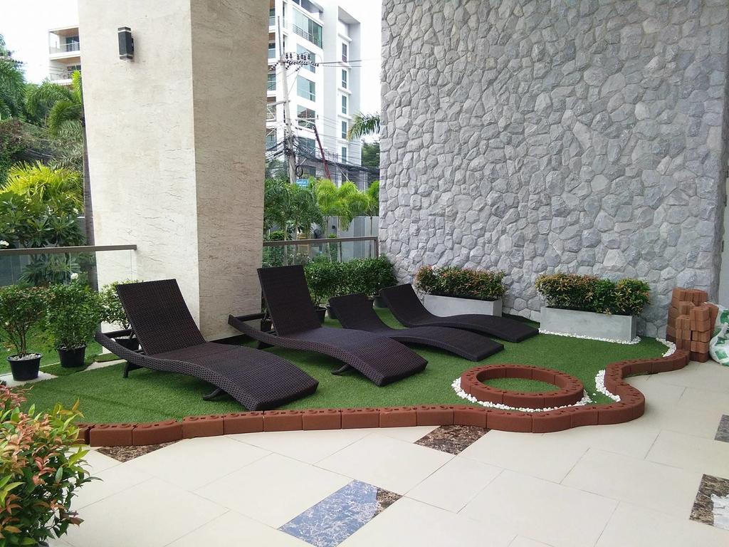 Peak Tower In Phatumnak Pattaya Exterior photo